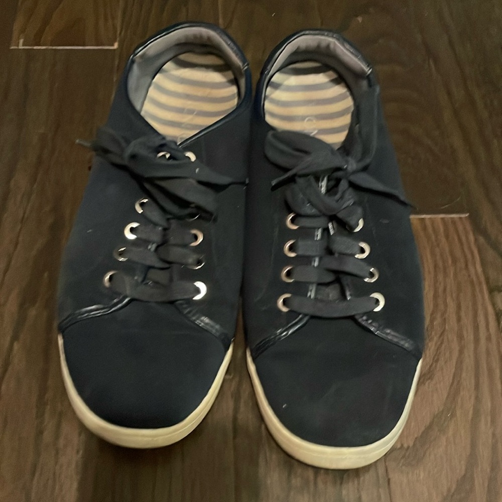 Vionic suede tie-sneakers